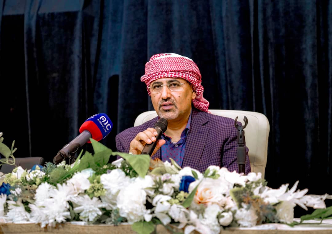 الرئيس الزُّبيدي يحيّي حرص أبناء حضرموت لإنجاح اجتماع مجلس العموم