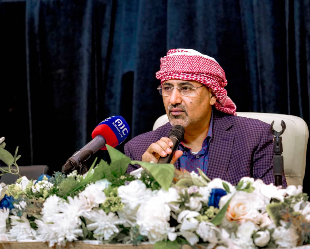 الرئيس الزُّبيدي يحيّي حرص أبناء حضرموت لإنجاح اجتماع مجلس العموم