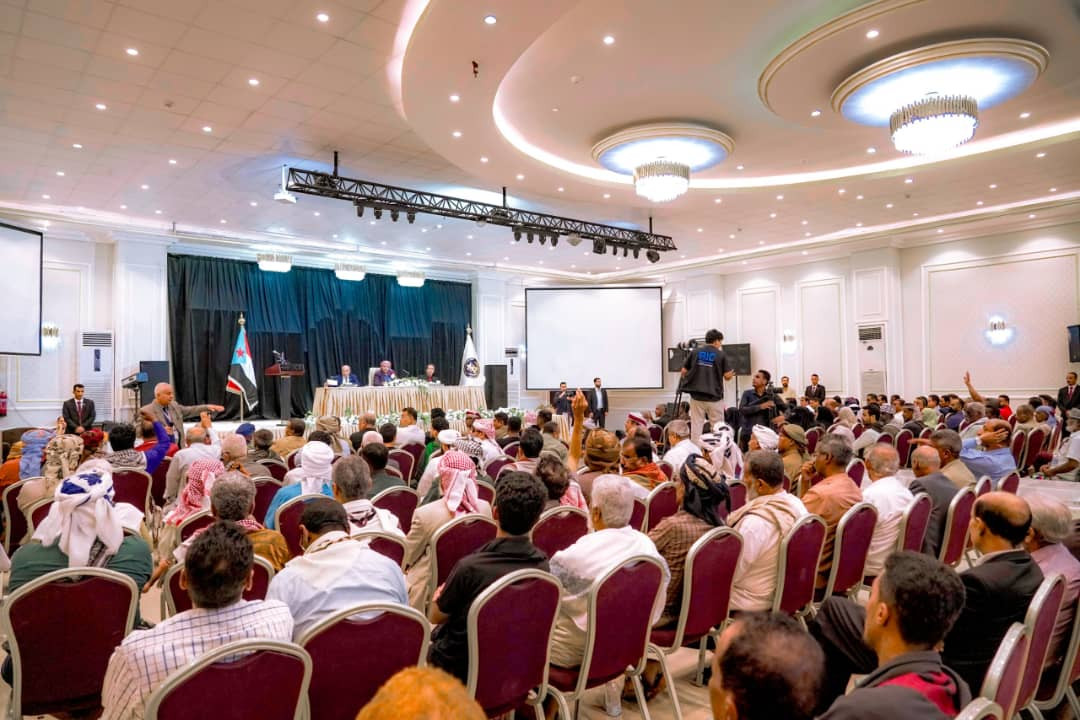 الرئيس الزُّبيدي يحيّي حرص أبناء حضرموت لإنجاح اجتماع مجلس العموم