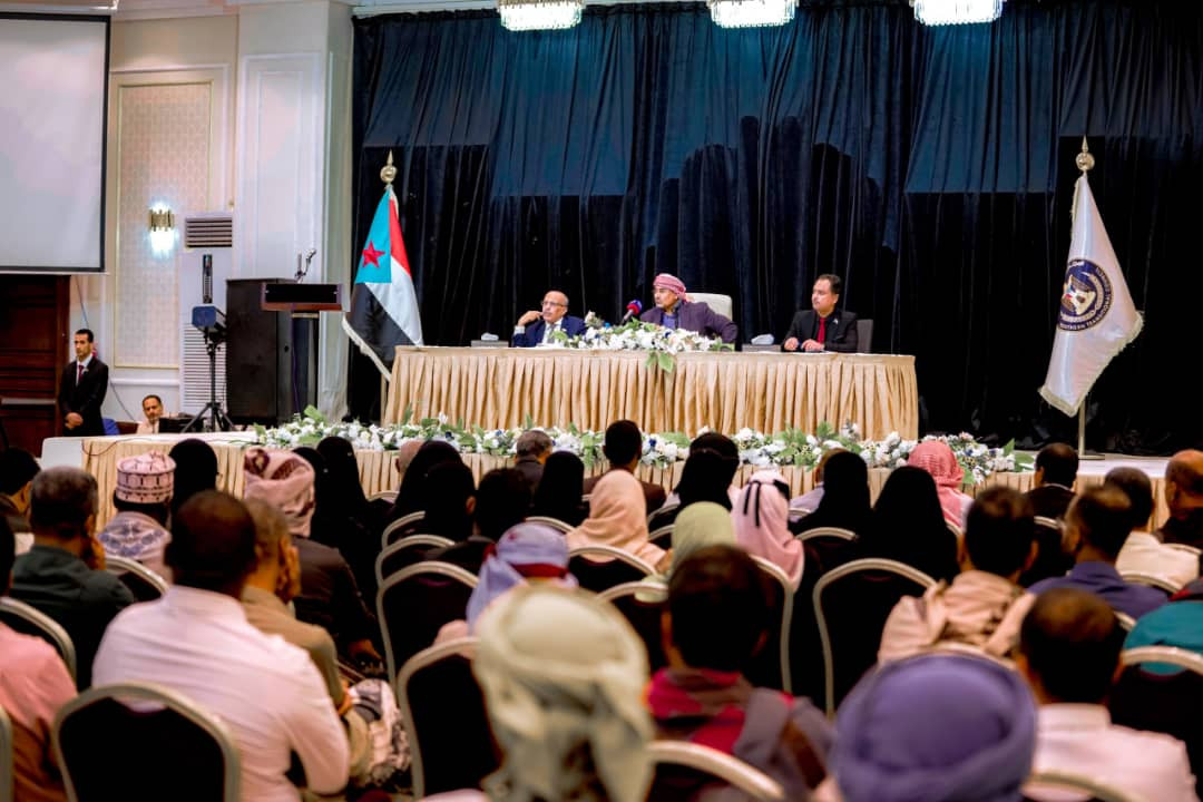 الرئيس الزُّبيدي يحيّي حرص أبناء حضرموت لإنجاح اجتماع مجلس العموم