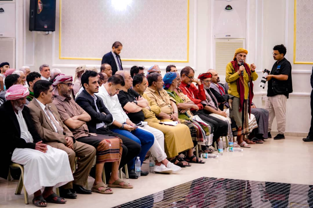 الرئيس الزُّبيدي يحيّي حرص أبناء حضرموت لإنجاح اجتماع مجلس العموم