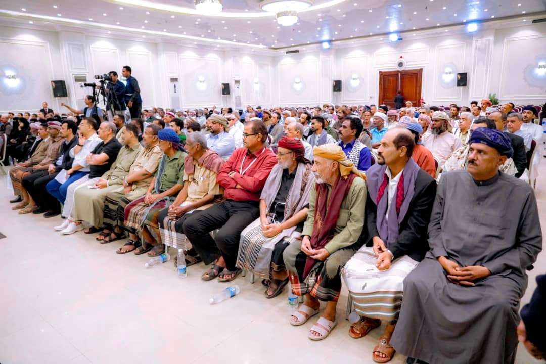 الرئيس الزُّبيدي يحيّي حرص أبناء حضرموت لإنجاح اجتماع مجلس العموم