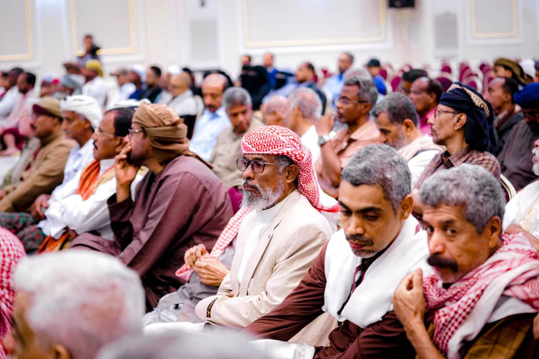 الرئيس الزُّبيدي يحيّي حرص أبناء حضرموت لإنجاح اجتماع مجلس العموم