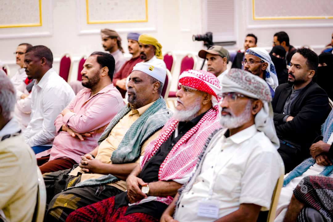الرئيس الزُّبيدي يحيّي حرص أبناء حضرموت لإنجاح اجتماع مجلس العموم