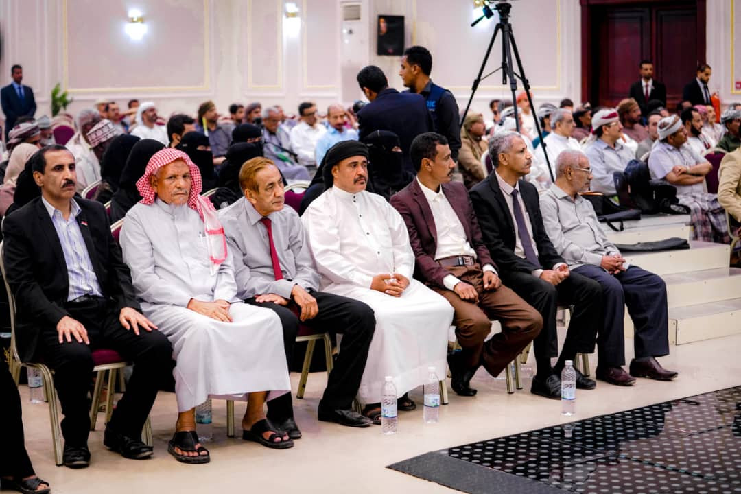 الرئيس الزُّبيدي يحيّي حرص أبناء حضرموت لإنجاح اجتماع مجلس العموم