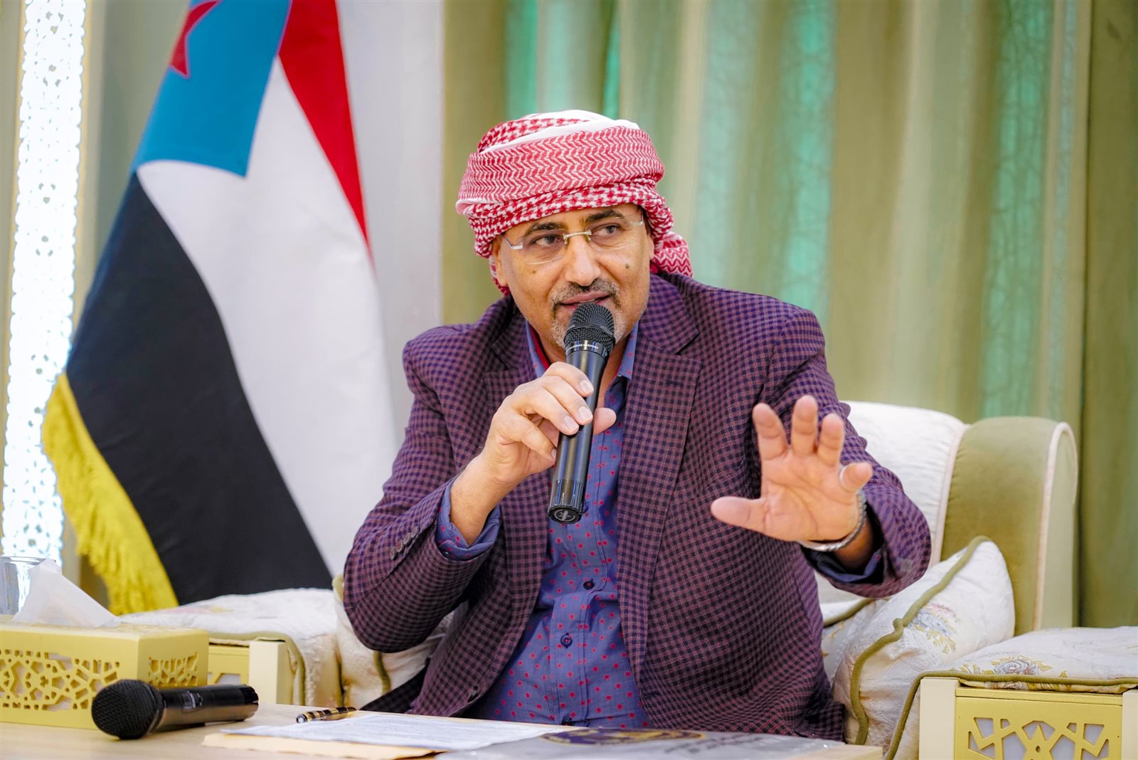 الرئيس الزُّبيدي يستقبل وفد سقطرى ويثمن التضحيات التي اجترحها أبناؤها