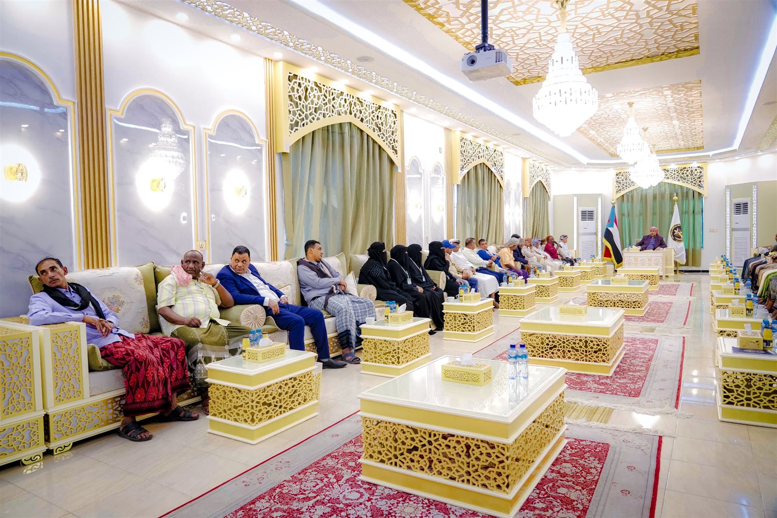 الرئيس الزُّبيدي يستقبل وفد سقطرى ويثمن التضحيات التي اجترحها أبناؤها