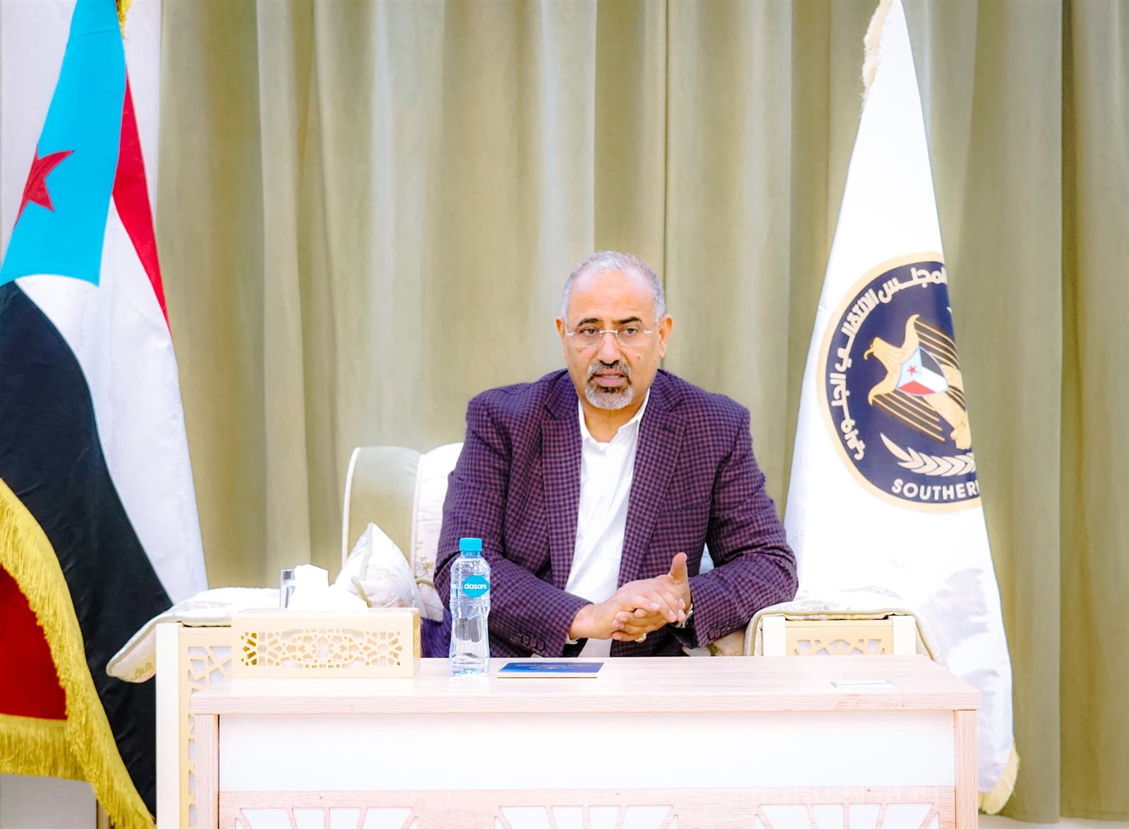 لقاء الرئيس الزبيدي بـ أركانات توجيه القوات البرية