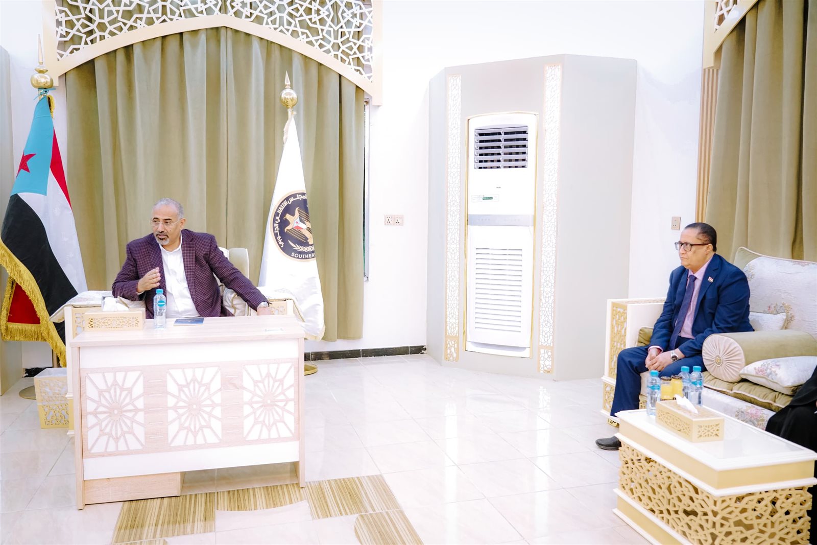 لقاء الرئيس الزبيدي بـ أركانات توجيه القوات البرية
