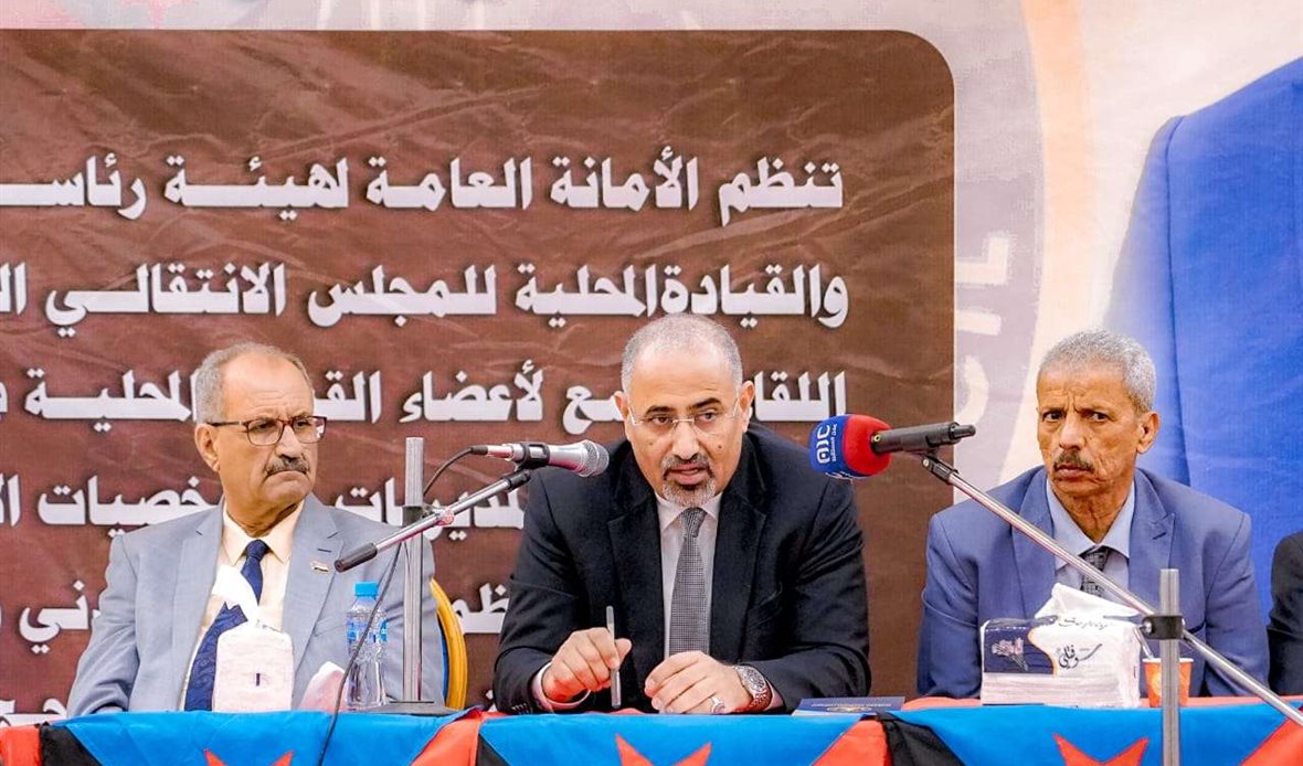 الرئيس الزبيدي يتوسط