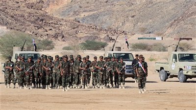 قوات دفاع شبوة تواصل تدشين العام التدريبي الجديد بعروض عسكرية 