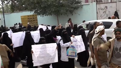 مسيرة حاشدة في لحج تنديدا بسياسة التركيع وتوقف المرتبات 