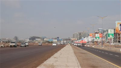 تعثر مشروع إصلاح خط الجسر بعدن يضر المواطنين وممتلكاتهم 