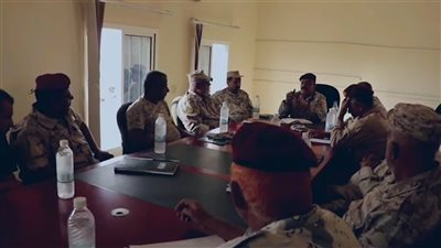 قائد المنطقة العسكرية الرابعة يترأس اجتماعًا موسعاً لقيادة محور العند