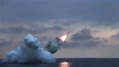 زعيم كوريا الشمالية يشرف على إطلاق صواريخ كروز من غواصات