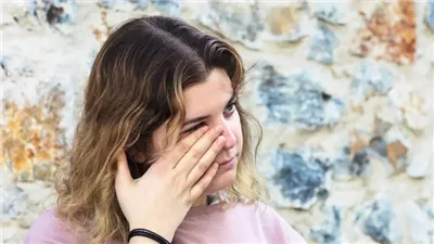 بينها قلة النوم.. 10 عادات تجعل الإنسان تعيساً