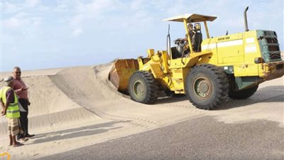 استئناف أعمال إزاحة الرمال من طريق العلم دوفس بأبين