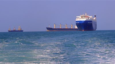 استهداف ناقلتي بضائع شرقي العاصمة عدن 