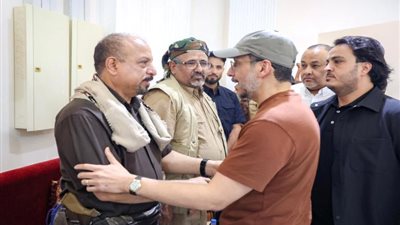 رئيس الوزراء يؤدي واجب العزاء في الشهيد المرهبي بعدن 