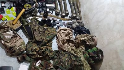 أمن العاصمة عدن يضبط كميات من العبوات والقذائف وأجهزة اتصالات لاسلكية في منزل  بدار سعد