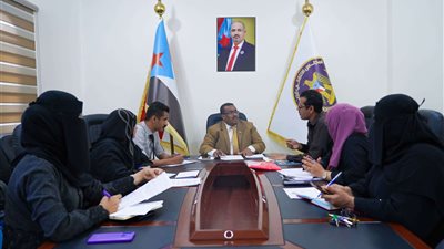 هيئة الإغاثة تناقش آلية توزيع السلل الغذائية لأسر الشهداء والأسر الأشد فقراً