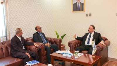 وزير النقل يطلع على سير عمل مؤسسة موانئ البحر العربي