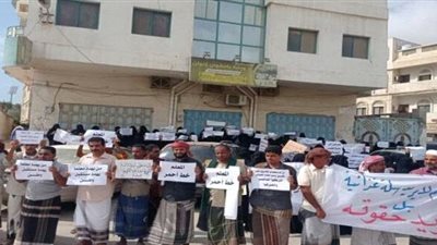 وقفة احتجاجية لمعلمي حضرموت للمطالبة بصرف مرتباتهم 