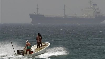 البحرية البريطانية: انفجاران وقعا قرب سفينة على بعد 50 ميلا من عدن