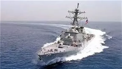 مدمرة أميركية تنقذ 3 صيادين تعطل زورقهم في خليج عدن