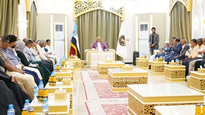 الرئيس الزُبيدي يلتقي عددا من الشخصيات الاجتماعية والقيادات الشبابية بالعاصمة عدن
