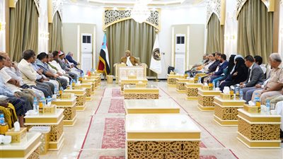 الرئيس الزُبيدي يلتقي قيادة نقابات عمال الجنوب ويؤكد أهمية دورهم في الدفاع عن حقوق منتسبيهم