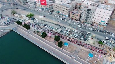 صور.. هيئة الهلال الإماراتي ترعى إقامة أطول سفرة إفطار صائم في المكلا