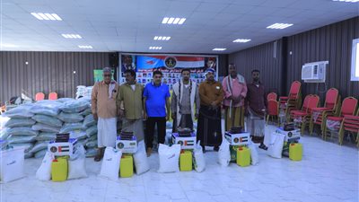 تنفيذية انتقالي حضرموت تدشن توزيع السلال الغذائية على أسر الشهداء 