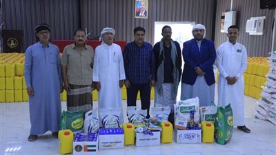 انتقالي حضرموت يدشن توزيع السلال الغذائية على الأسر المحتاجة في المحافظة 