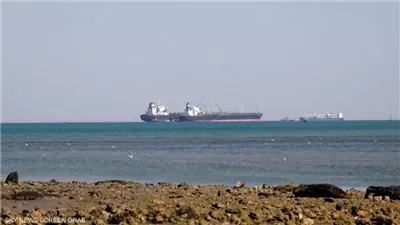 تحذيرات من تسرب نفطي كبير من الناقلة الصينية المستهدفة