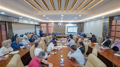 رئيس الوزراء يؤكد الحاجة لمضاعفة الجهود لإعادة الاعتبار لمدينة عدن