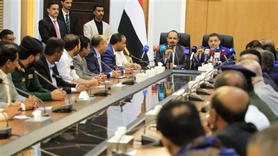 رئيس الوزراء يصل المكلا في مستهل زياراتٍ ميدانية يبدأها من حضرموت 