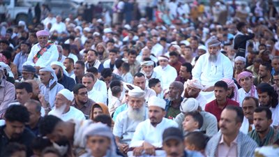 جموع المصلين يؤدون صلاة عيد الفطر المبارك بالعاصمة عدن ومحافظات الجنوب