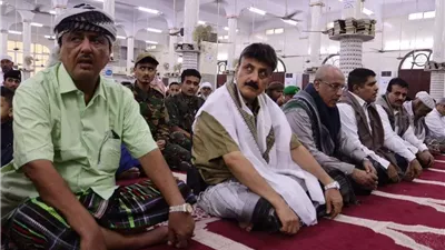 الكثيري وقيادات الانتقالي بحضرموت يؤدون صلاة العيد في مسجد الشهداء بالمكلا