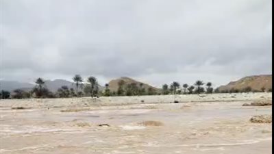 سيول جارفة تغمر أودية قشن بالمهرة وتعرقل حركة المرور