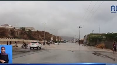 أمين محلي حضرموت يعاين تداعيات الظاهرة الجوية التي شهدتها المكلا