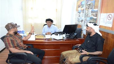 المحضار وبن جرادي يطلعان على عمل مكتب الواجبات الزكوية في صيرة بعدن