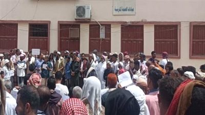 وقفة احتجاجية للمعلمين بمديريتي غيل باوزير والضليعة للمطالبة بحقوقهم 