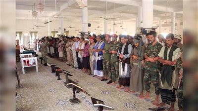 رئيس تنفيذية شبوة يتقدم جموع مشيعي جثمان الشهيد باسمير