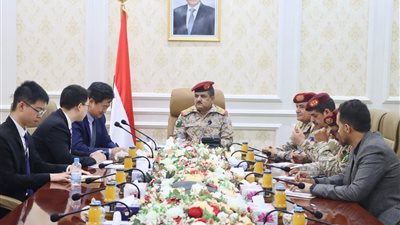 وزير الدفاع يبحث مع القائم بأعمال السفير الصيني مستجدات الأوضاع