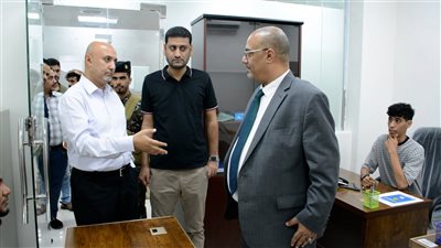 الوزير باذيب يتفقد سير العمل بالمؤسسة العامة للاتصالات ومشروع عدن نت