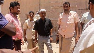 إزالة الاستحداثات المعيقة لتنفيذ مشروع رصف شوارع حي السلام بالشحر 