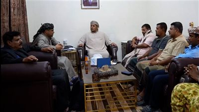 محافظ سقطرى يلتقي اللجنة المكلفة بالتعامل مع الباخرة الجانحة في ساحل دليشة