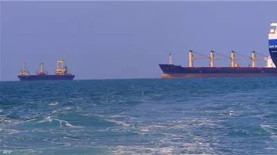 أمبري البريطانية: سفينة تجارية بدأت تميل بعد إصابتها بـ3 صواريخ حوثية