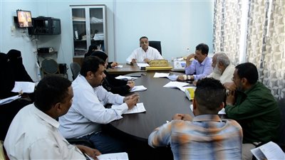 تنفيذي التواهي يناقش سير أداء عدد من المكاتب التنفيذية بالمديرية 